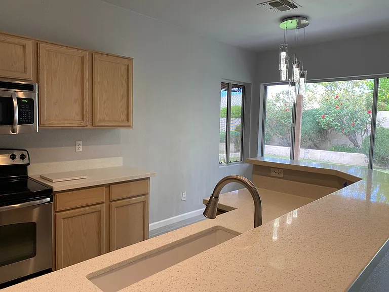 3358 E Wickieup Ln — Photo 9
