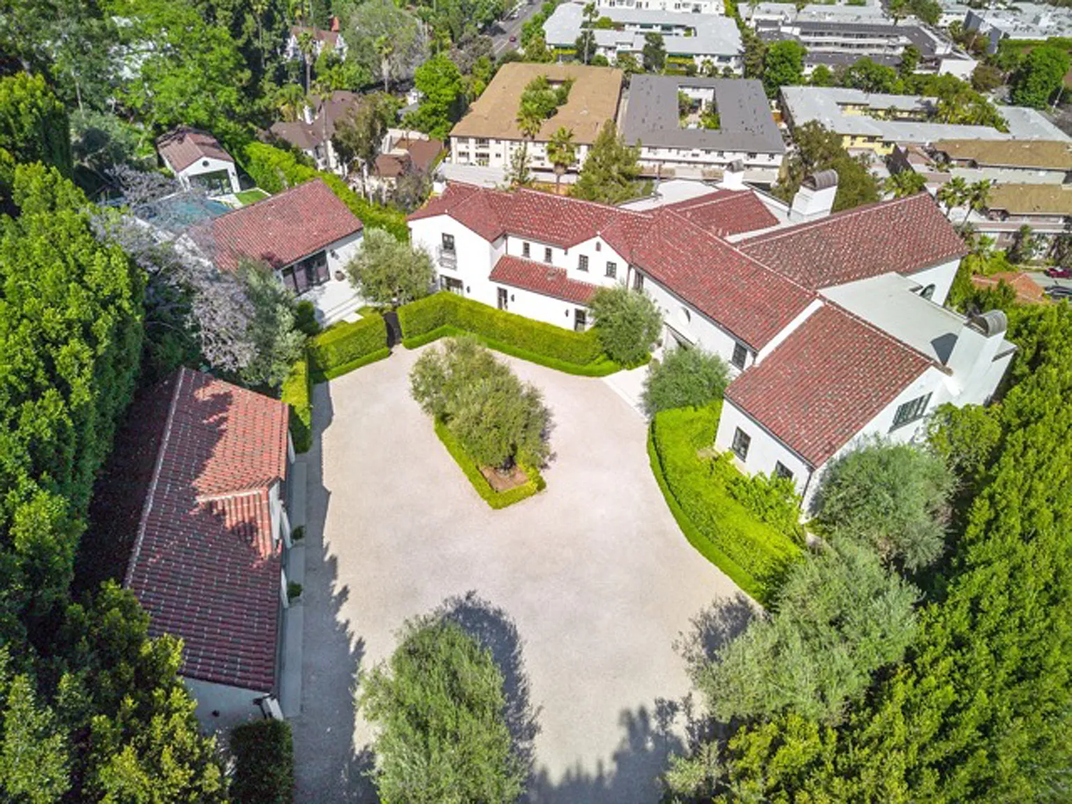 9 bed, 17000 sqft, $275,000 — Photo 3