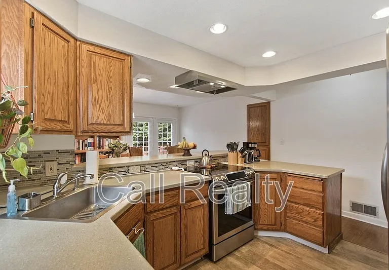 1117 E 33rd Ave — Photo 6