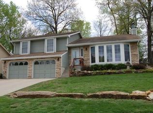 725 Deerfield St, Leavenworth, KS 66048