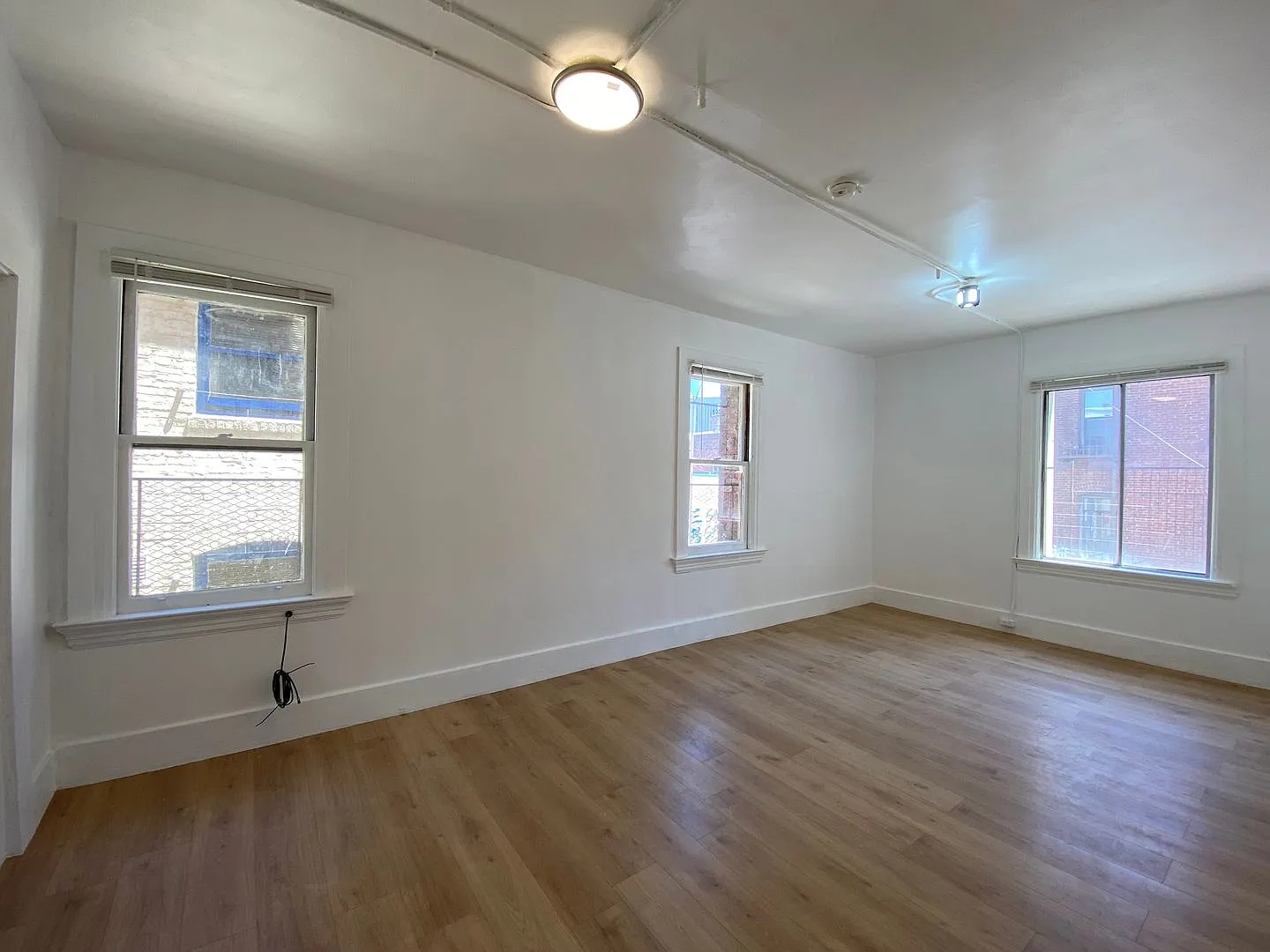 New Renovated, Spacious Street-Facing Private Room in the heart of Chinatown — Photo 1