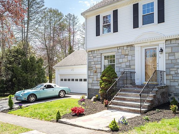 3rd image of 5 Adanac Rd