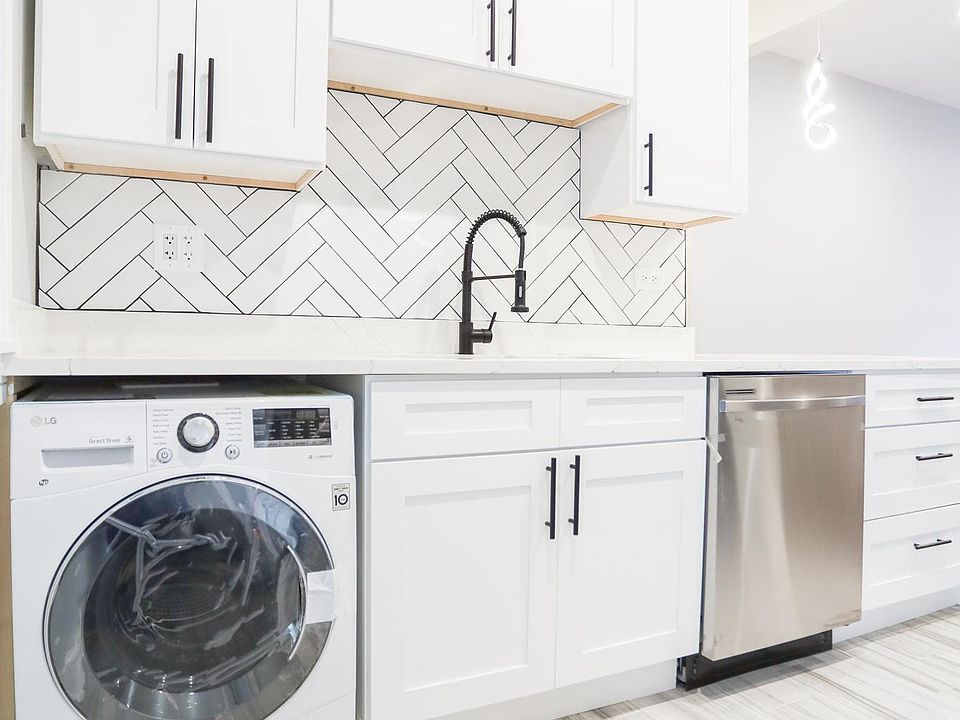 1st image of 841 W Cornelia Ave APT 3N