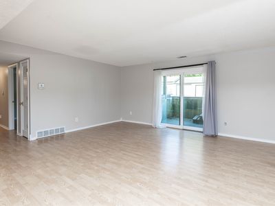 9533 University Ave APT 3, Clive, IA, 50325