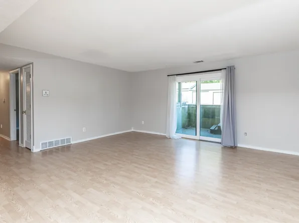 9533 University Ave APT 3, Clive, IA 50325