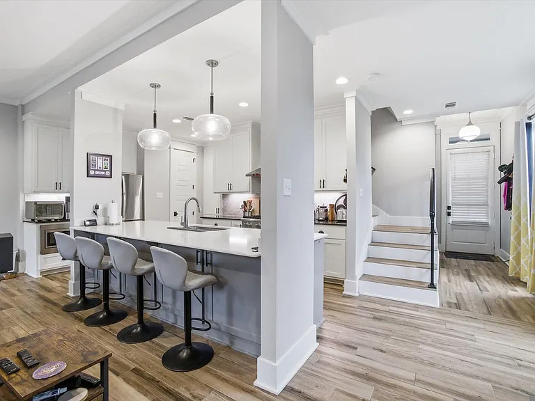 421 Saint Thomas Ln — Photo 10