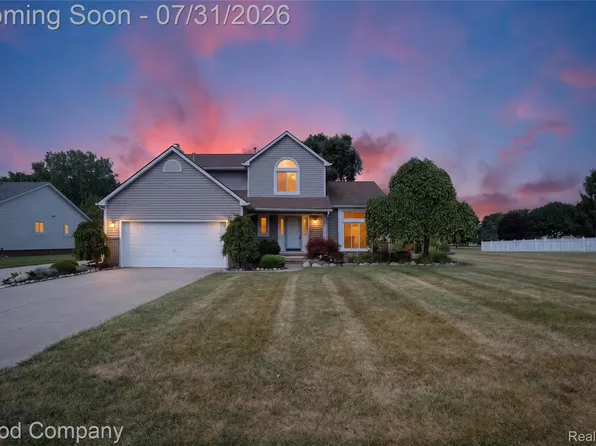 581 Hampton Ct, Wixom, MI 48393