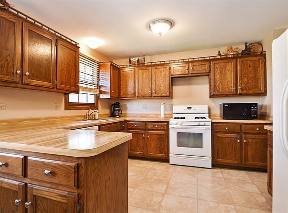 3rd image of 15537 Canterbury Ln