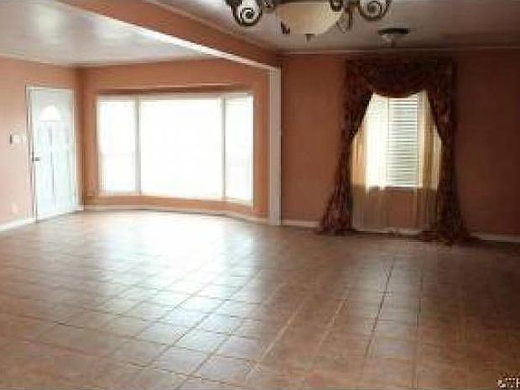 2nd image of 4613 Nipomo Ave