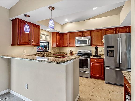 3rd image of 421 SW 43rd St