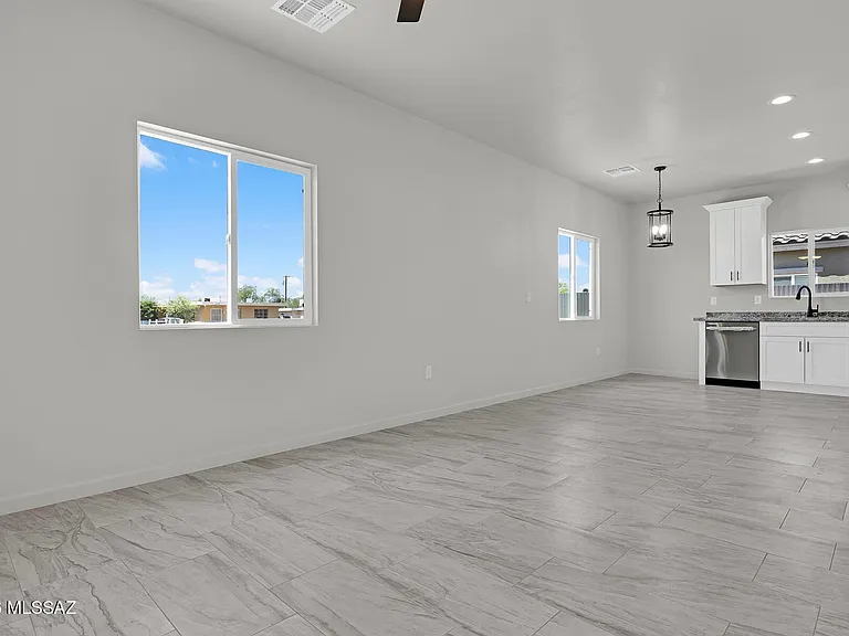402 W Columbia St — Photo 19