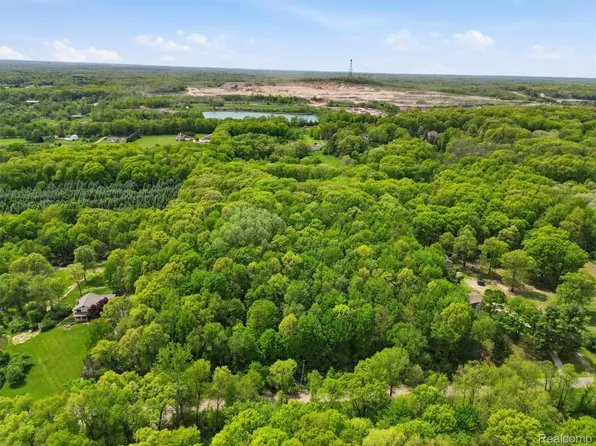 2220 Valley Gate, Milford, MI 48380