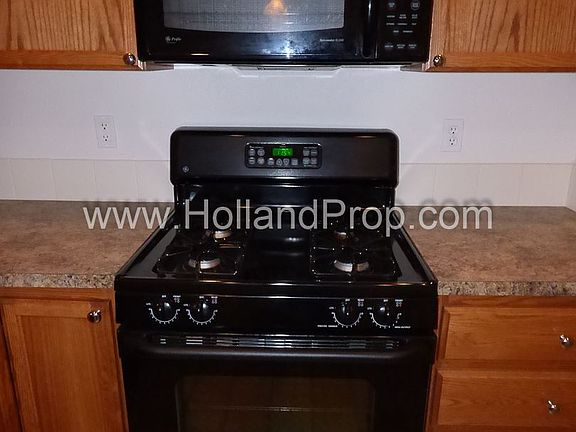 2nd image of 1078 SE Nazomi Ave