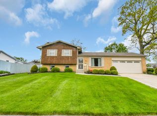2651 Parlin Dr, Grove City, OH 43123