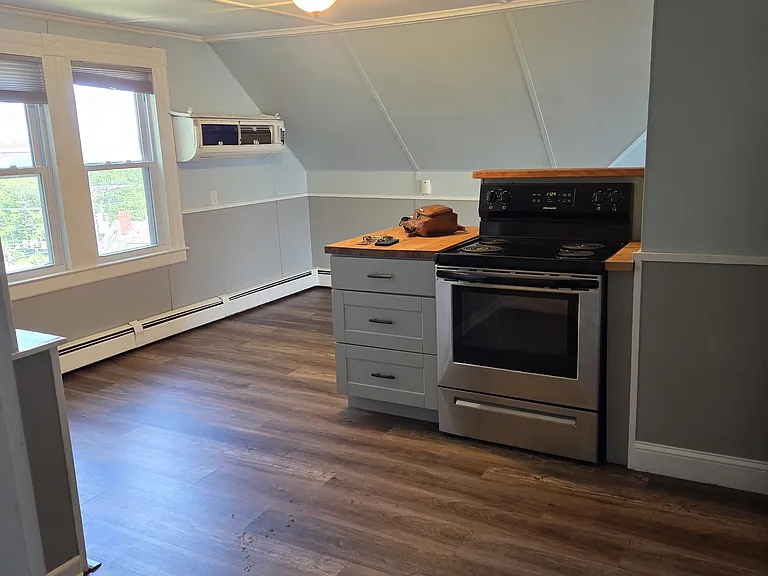 17 Clinton Ave #3 — Photo 2