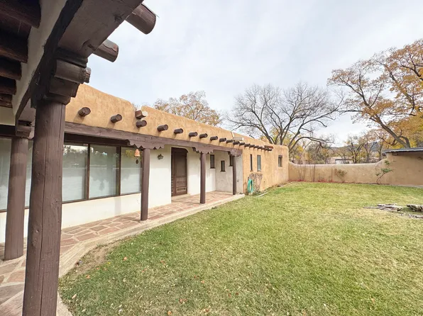 315 Theodora St, Taos, NM 87571