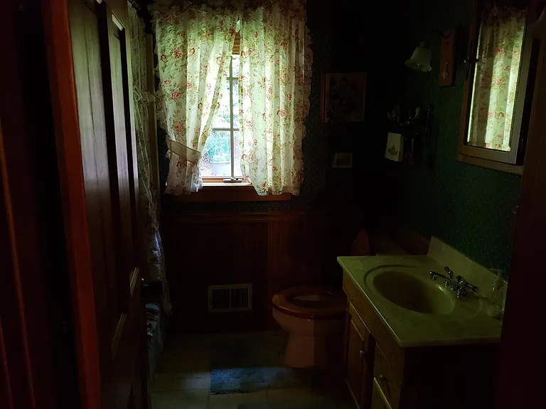 Main Floor Full Bath
