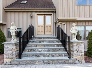31 Rainbow Ln, North Smithfield, RI 02896