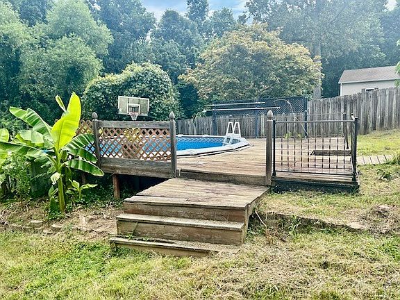 4th image of 1310 Eastview Dr