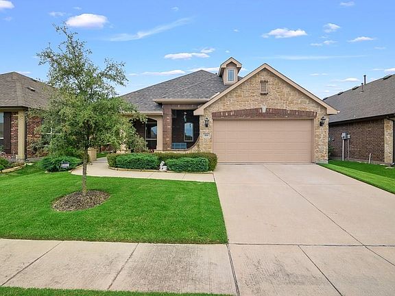 2nd image of 816 Chatsworth Dr