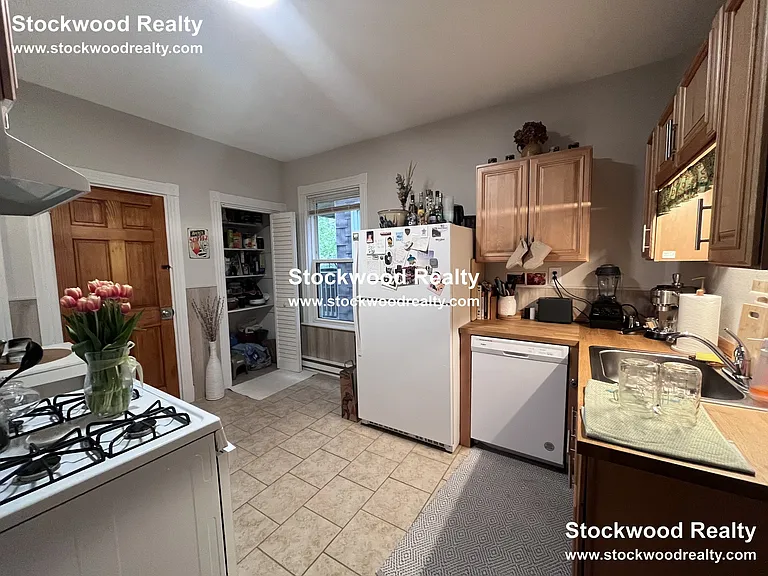 274 E Cottage St #1 — Photo 10