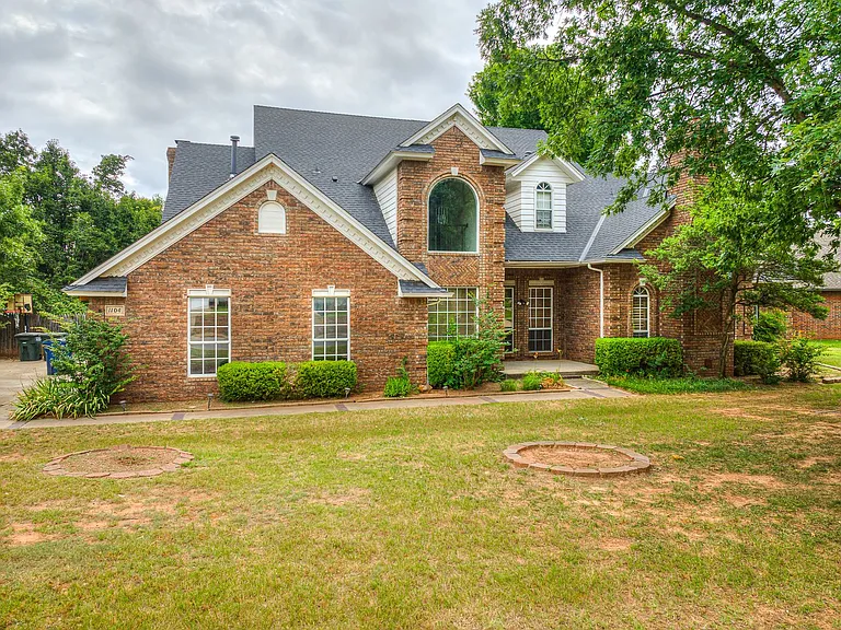 1104 Fox Lake Ln — Photo 2