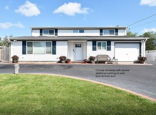 5 Catalina Ln, Selden, NY 11784