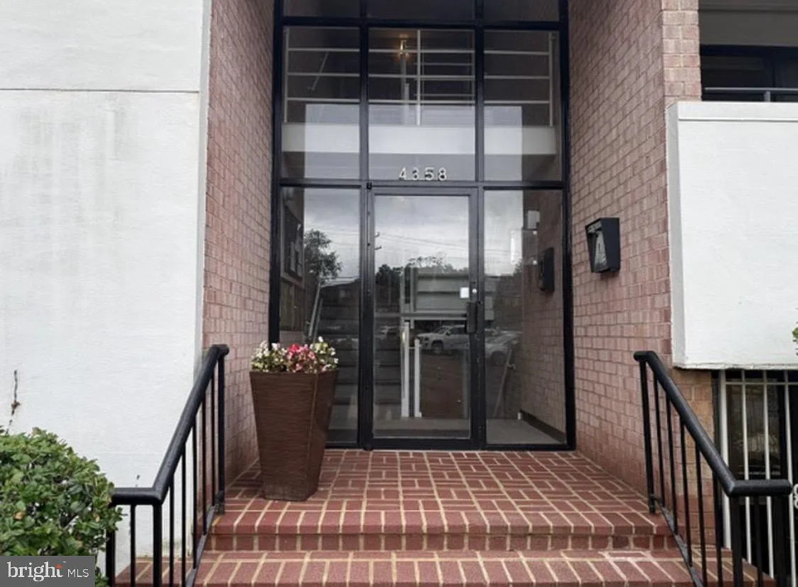 2 bed, 2.0 bath, 902 sqft, $2,500 — Photo 2