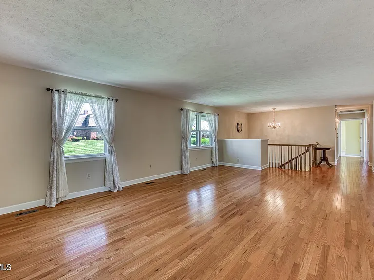 908 Meadow Ln — Photo 9