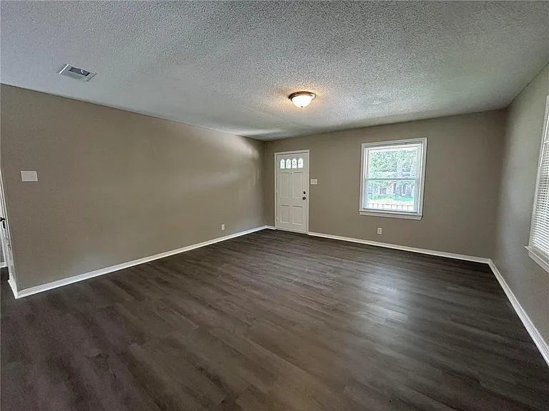506 Seville Dr — Photo 3