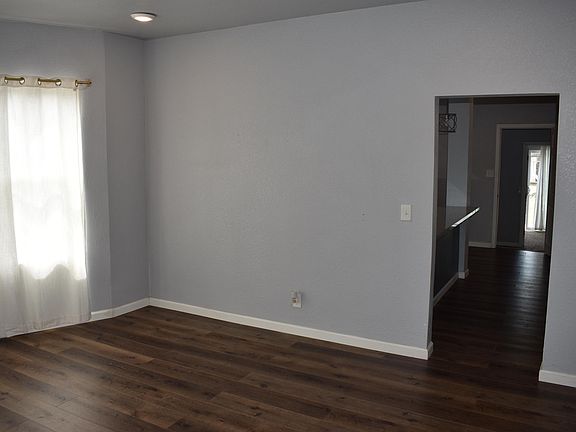 5th image of 1030 Elm Ave