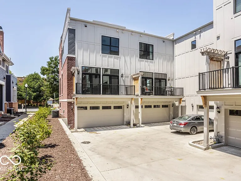 1561 N College Ave — Photo 7