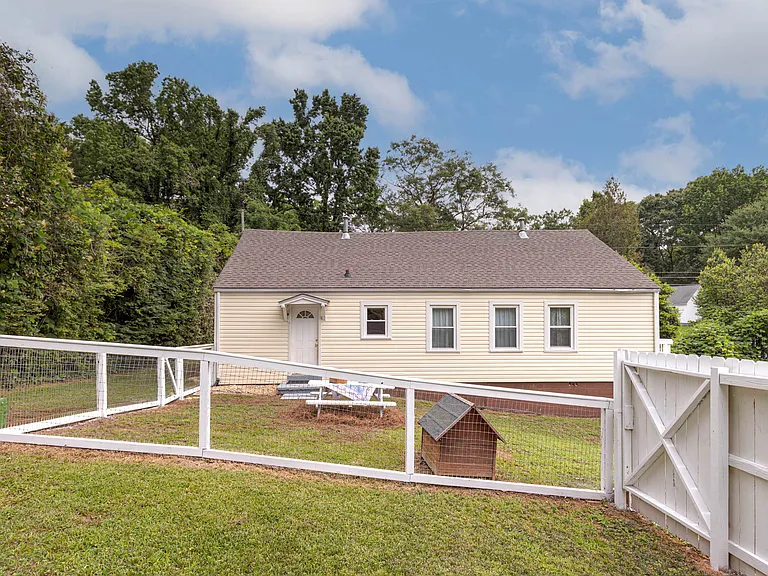 1032 Lakeview Dr — Photo 6