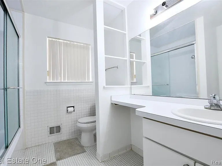 509 Fox Hills Dr N — Photo 5