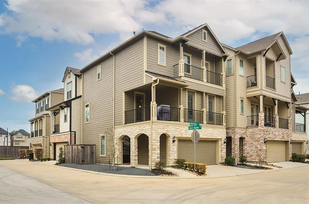 3 bed, 3.5 bath, 2203 sqft, $2,795 — Photo 1