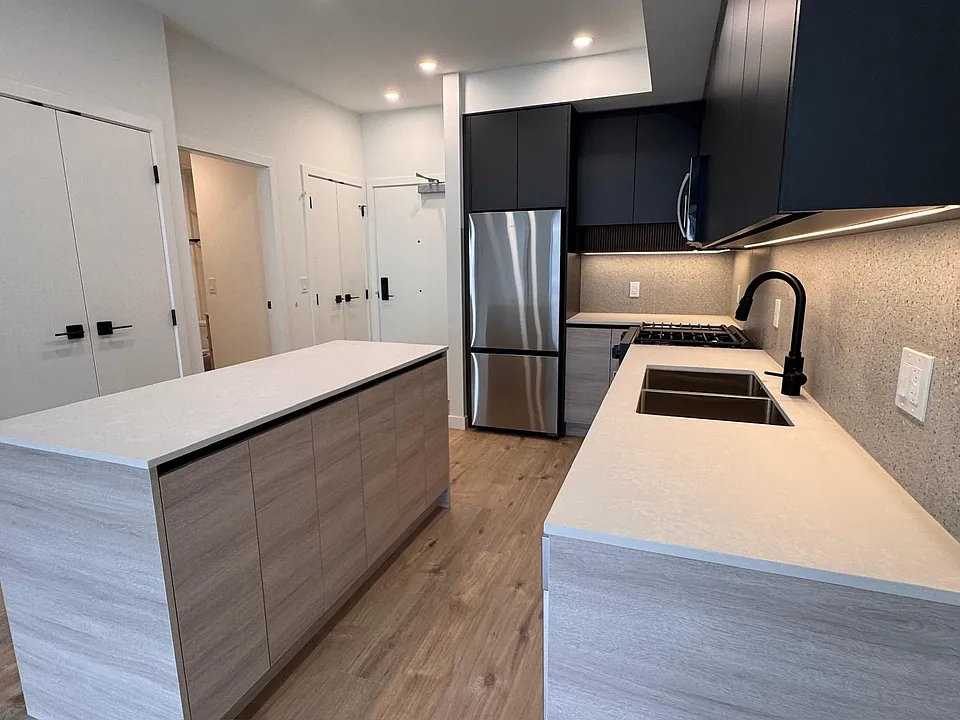 9 University Cres #3XX