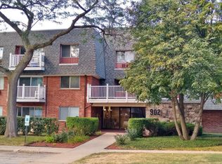 902 Ridge Sq APT 304, Elk Grove Village, IL 60007