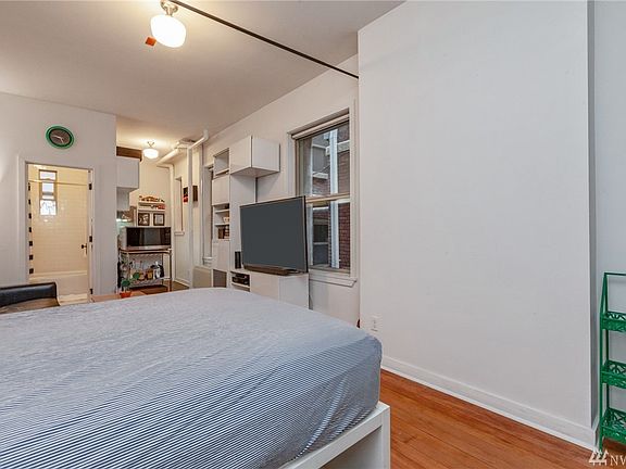 4th image of 129 Warren Ave N APT 19