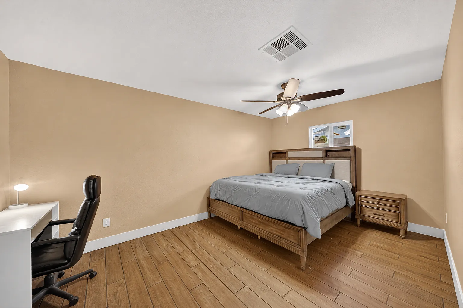 5 bed, 1800 sqft, $875 — Photo 3