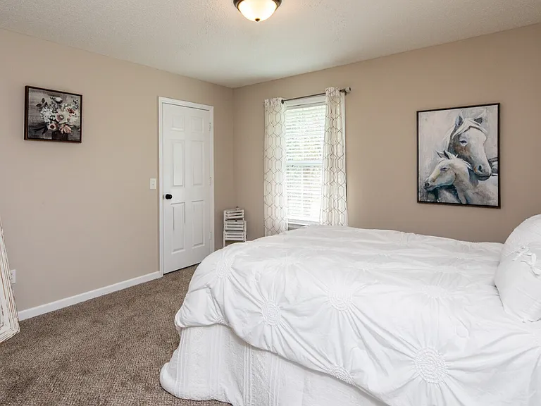 Admiral Place Apartments — Photo 7