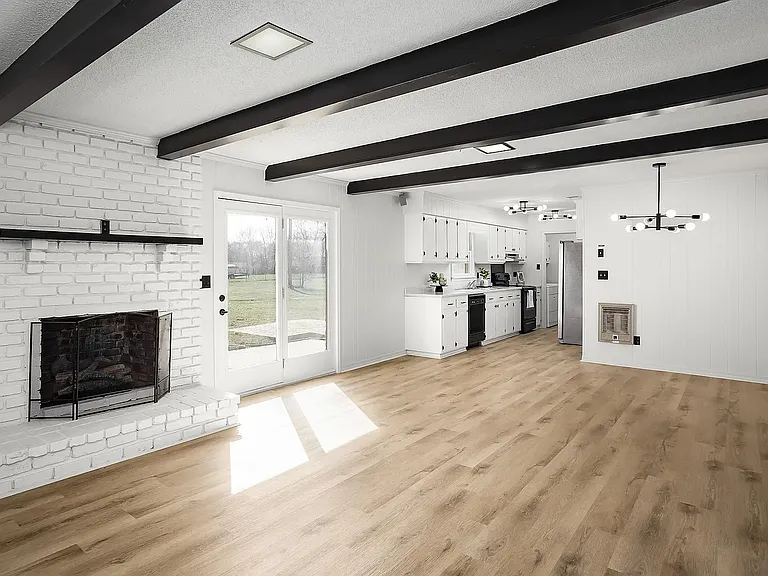 338 Travis Dr — Photo 2