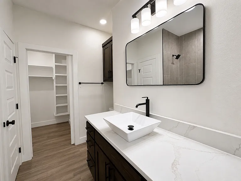 610 N Van Buren St — Photo 6