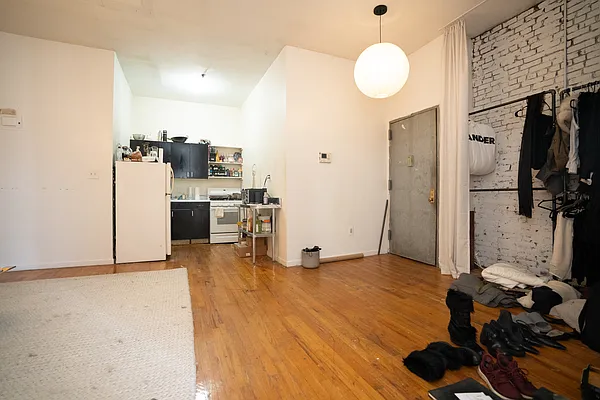 Rented by Nooklyn NYC LLC | media 18