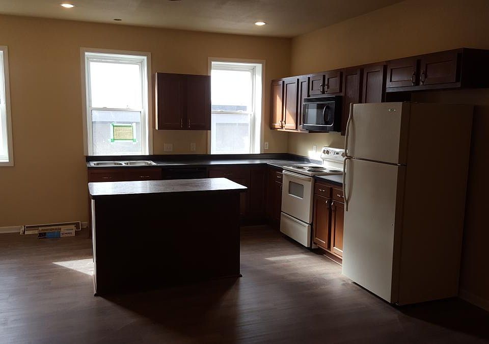 2nd image of 112 1/2 Front St