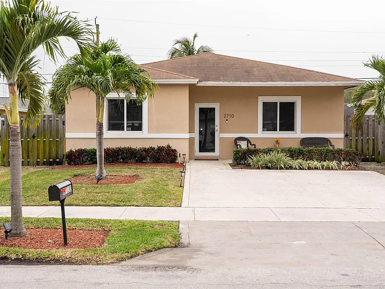 2710 NW 5th St — Photo 1