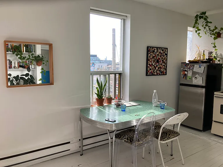 225 Gladstone Ave — Photo 5