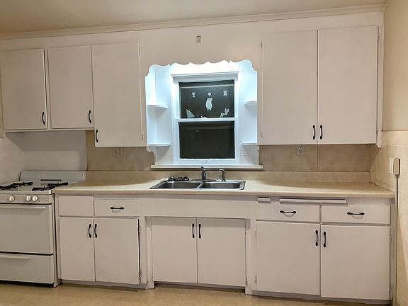 2nd image of 407 E Corrington Ave