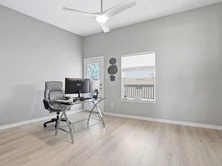 709 N Bayshore Dr — Photo 25