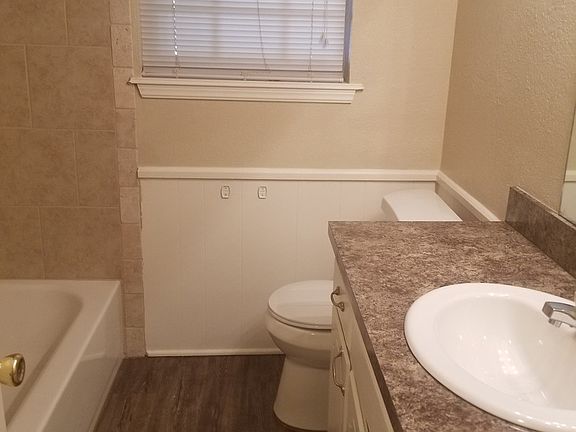 3rd image of 621 SW 71st St