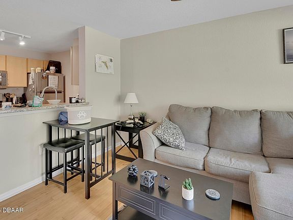 5th image of 940 Village Trl Unit 2-106